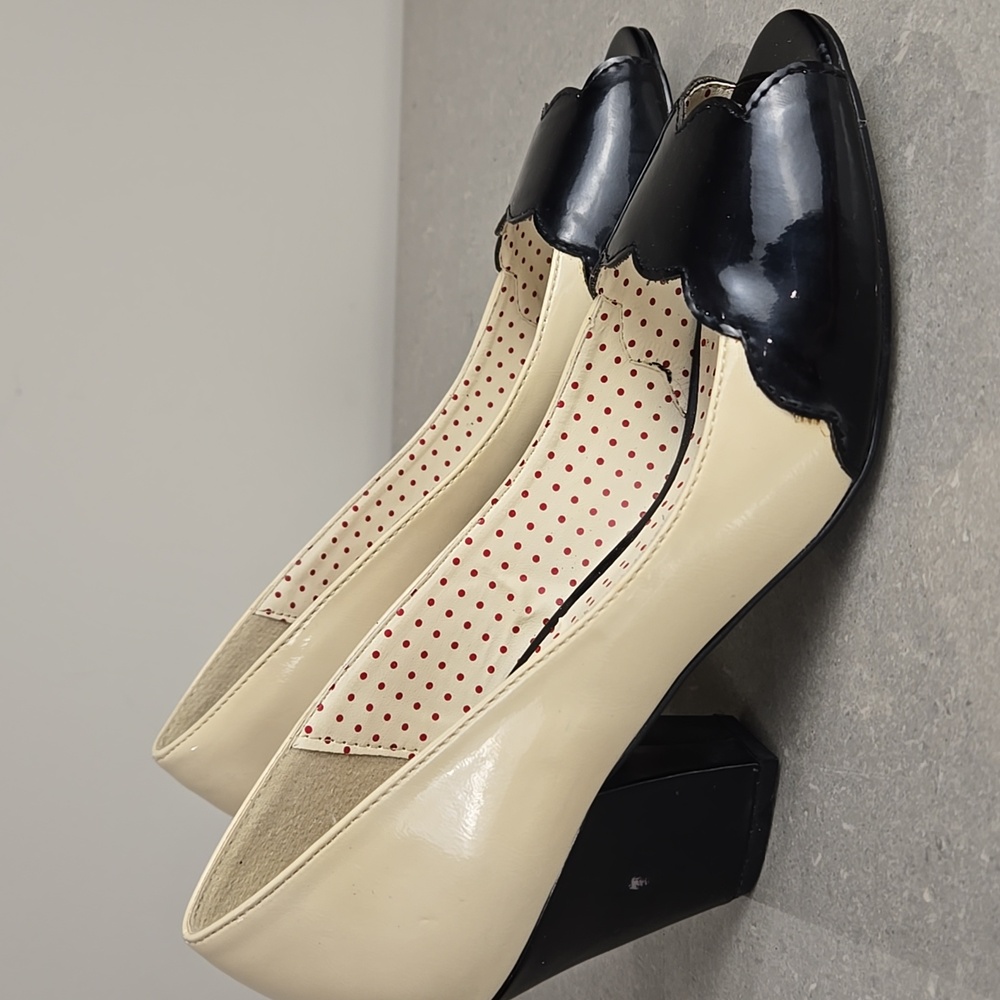 B.A.I.T. cream & black faux vegan patent heels pin-up 50s rockabilly, size 8.5